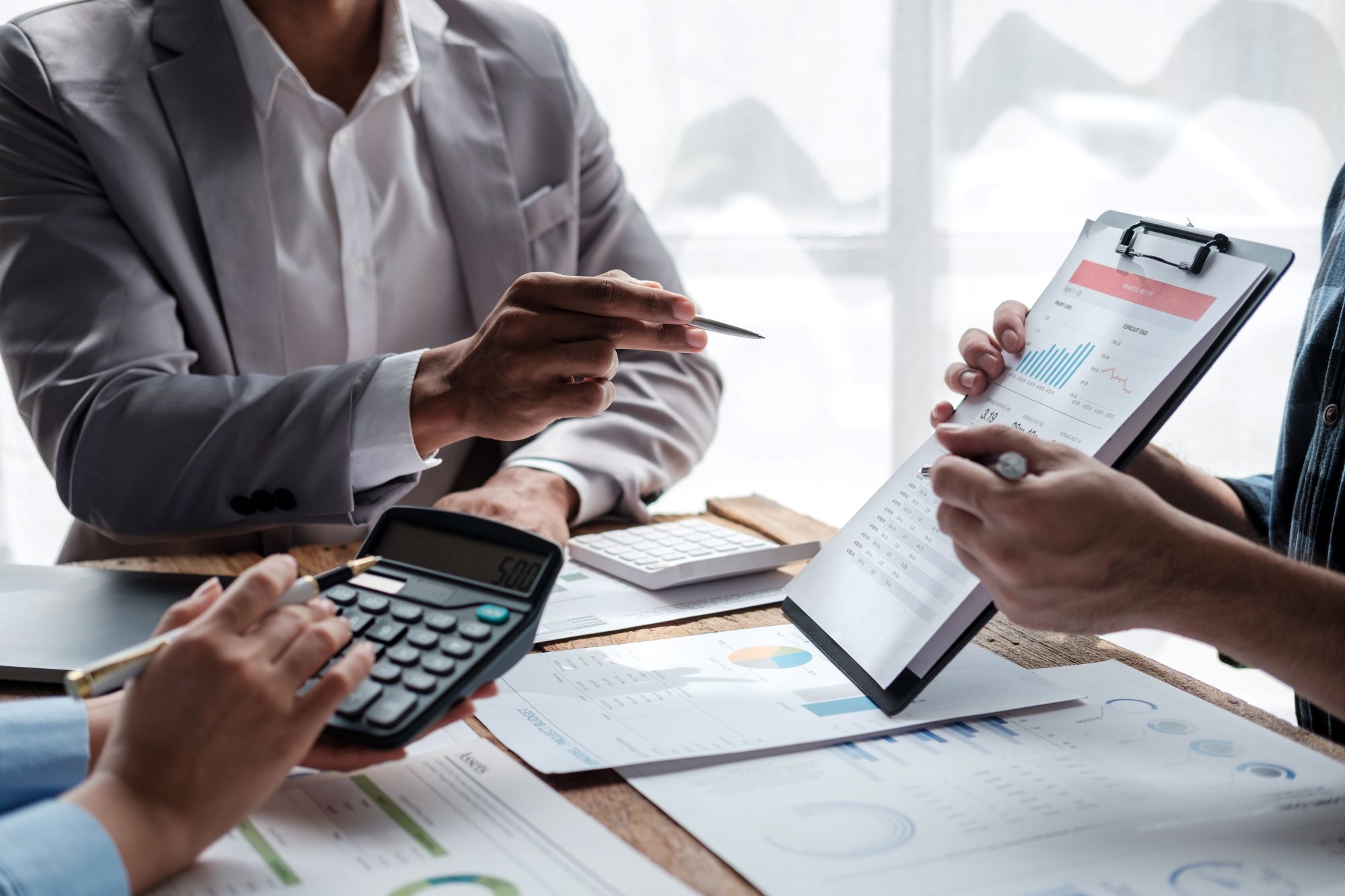 Equipe revisando indicadores financeiros e apuração de resultados